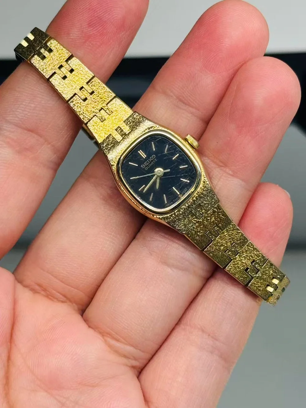 Vintage Seiko Quartz Ladies Gold Tone Black Dial Watch Runs New Battery